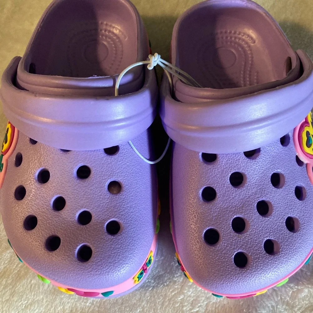 NWT girls Clogs purple with butterfly design - Picture 1 of 6